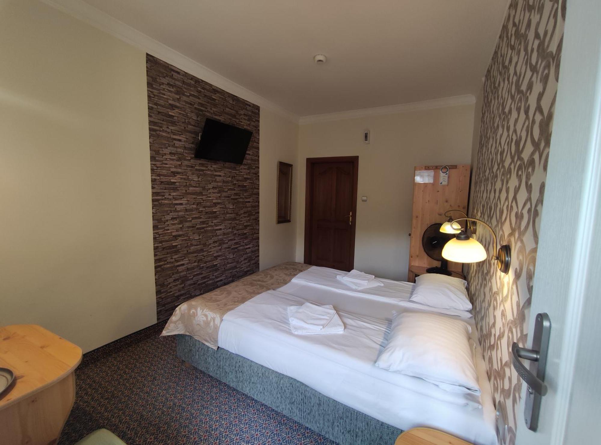 Hotel Atena สวูพสค์ ภายนอก รูปภาพ