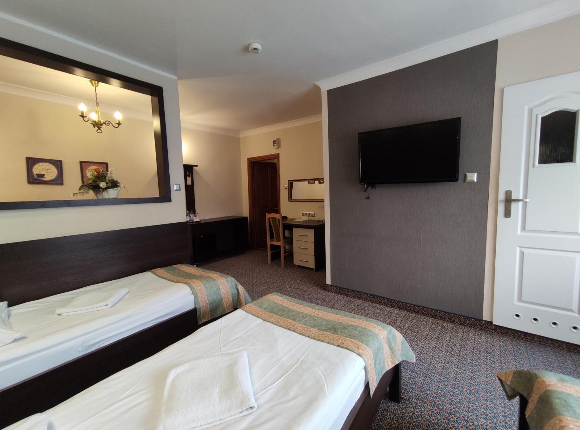 Hotel Atena สวูพสค์ ภายนอก รูปภาพ