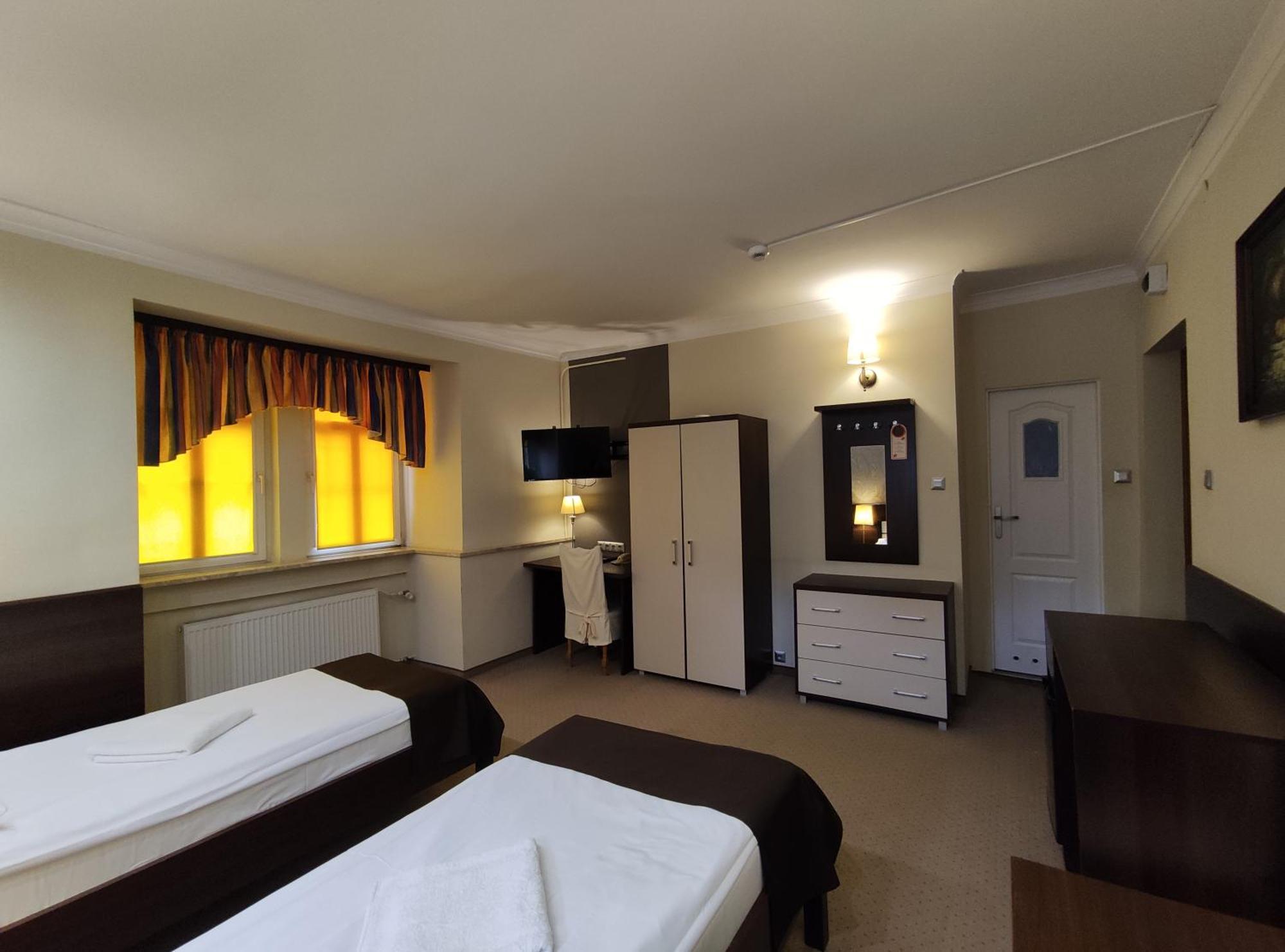 Hotel Atena สวูพสค์ ภายนอก รูปภาพ