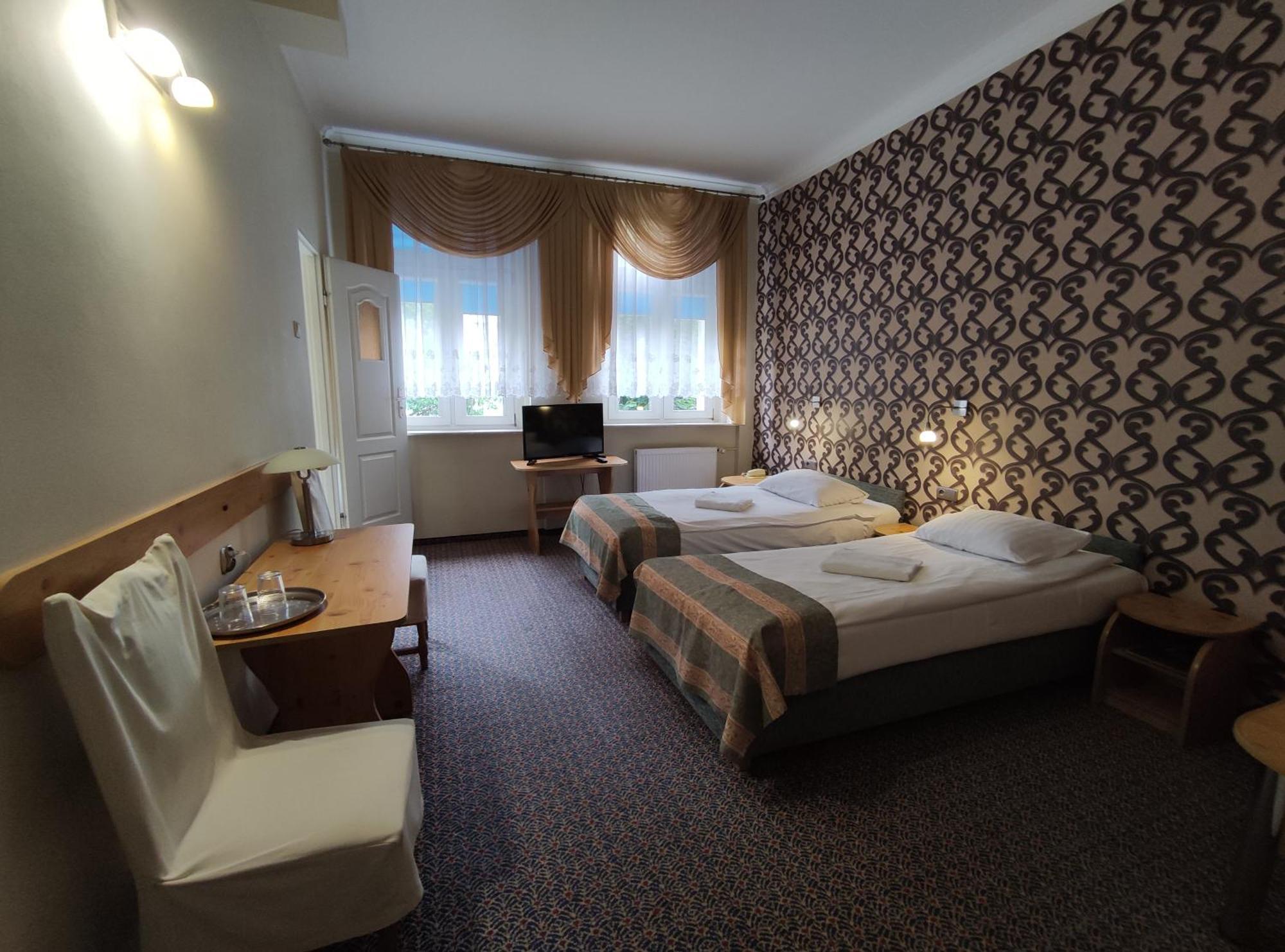 Hotel Atena สวูพสค์ ภายนอก รูปภาพ