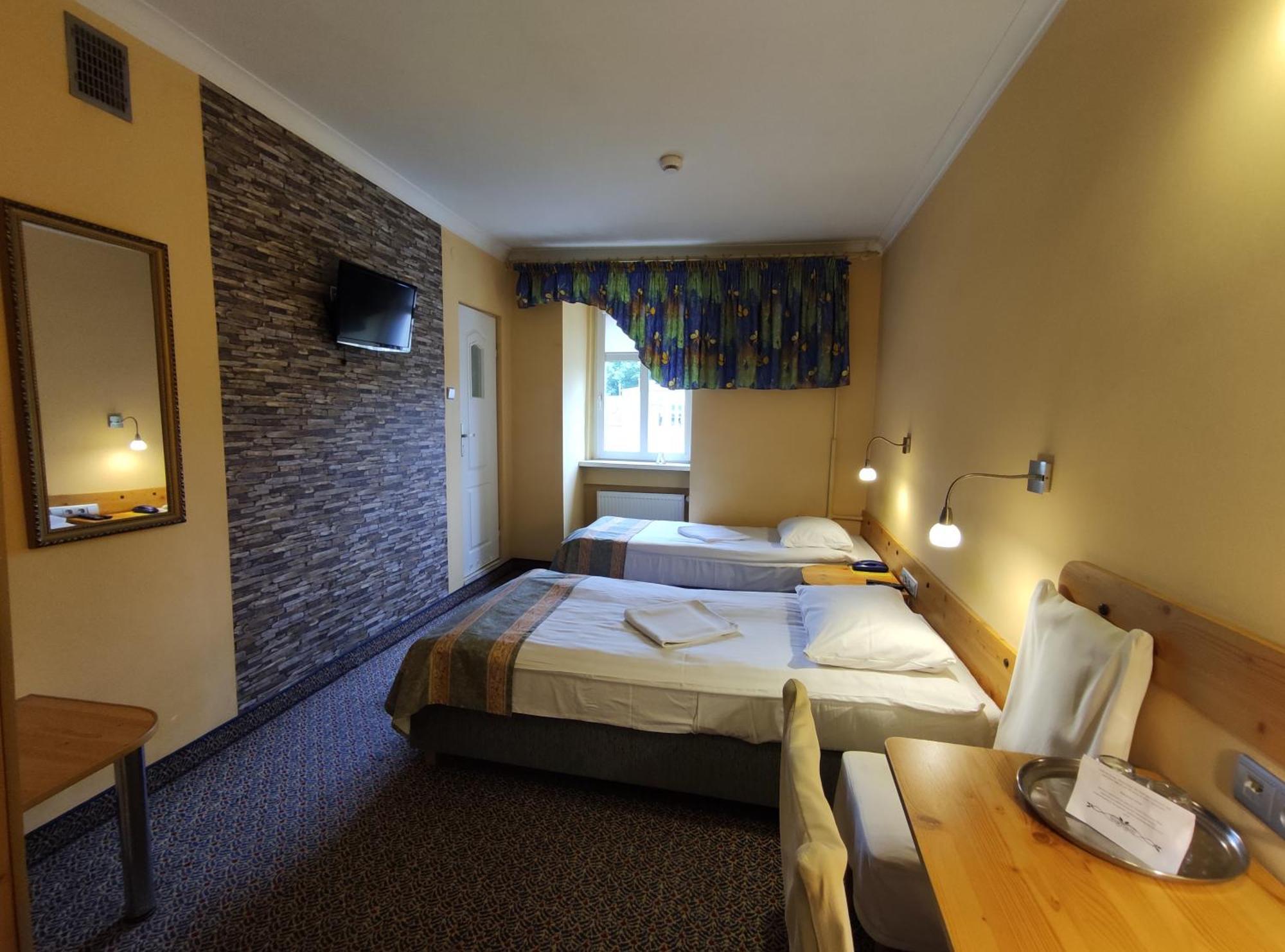 Hotel Atena สวูพสค์ ภายนอก รูปภาพ
