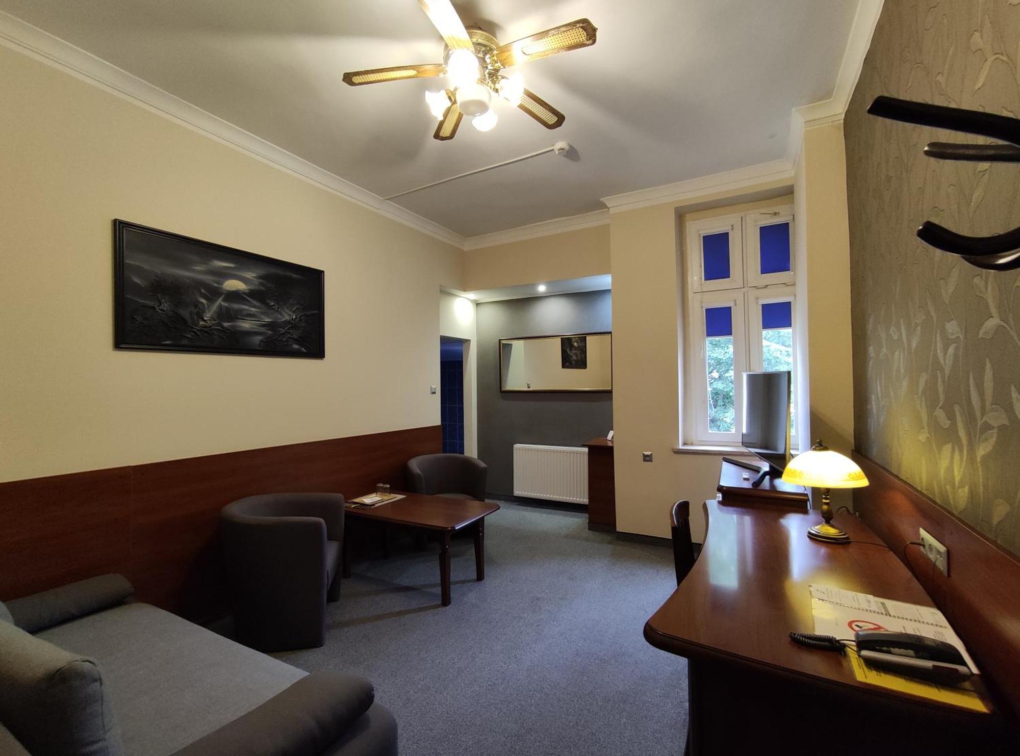 Hotel Atena สวูพสค์ ภายนอก รูปภาพ