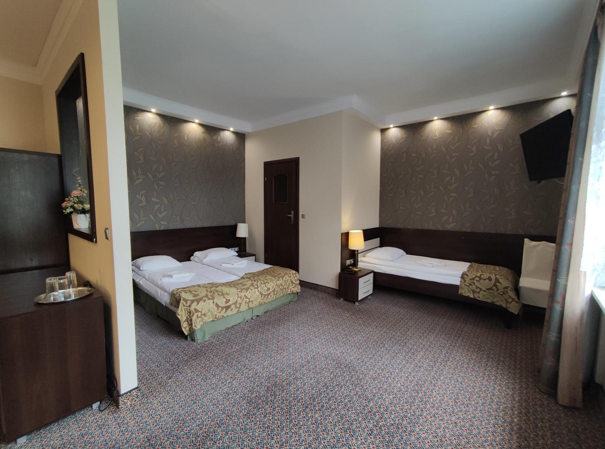 Hotel Atena สวูพสค์ ภายนอก รูปภาพ