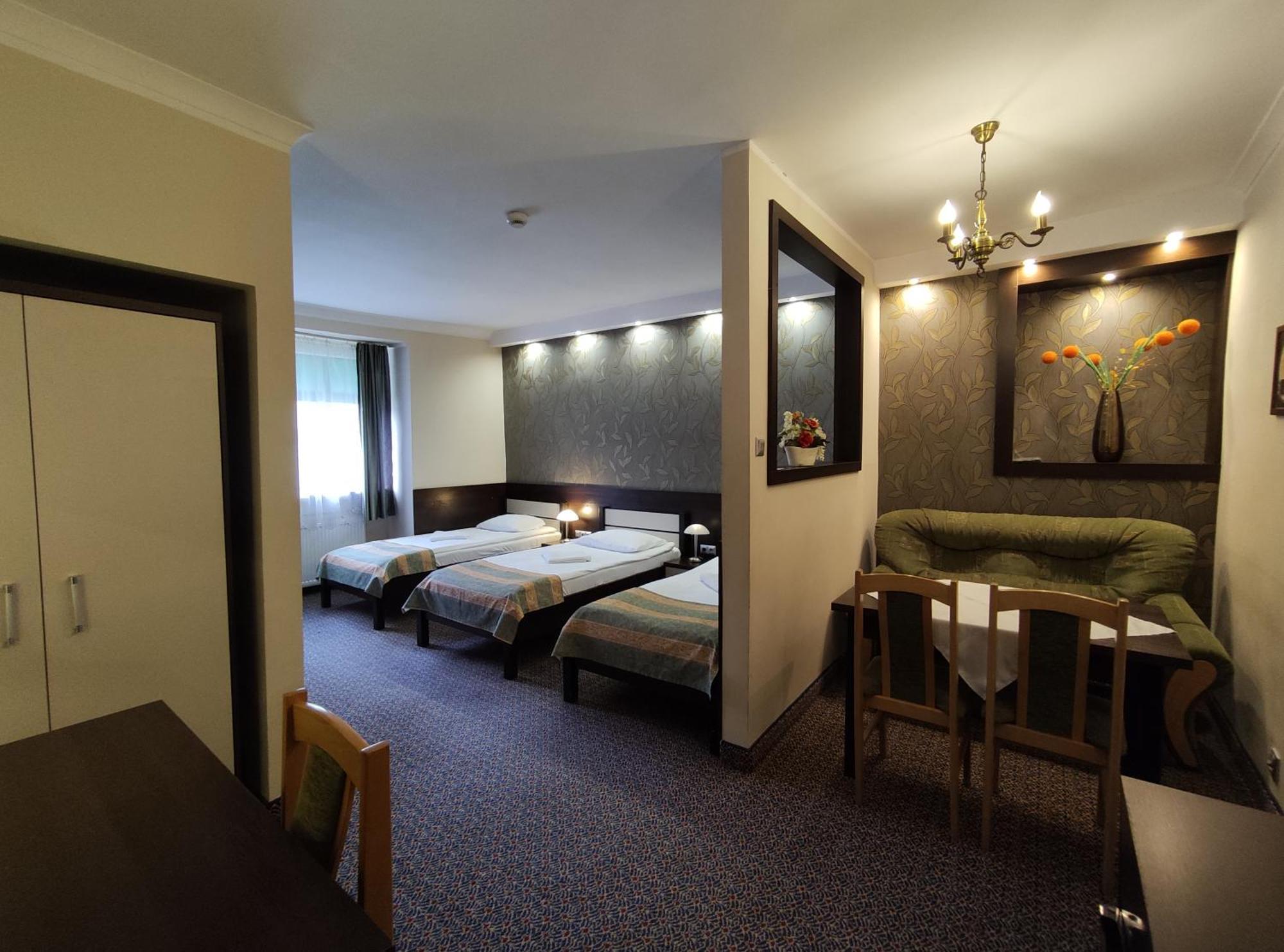 Hotel Atena สวูพสค์ ภายนอก รูปภาพ