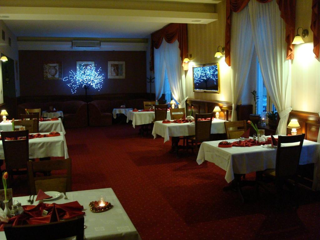 Hotel Atena สวูพสค์ ภายนอก รูปภาพ